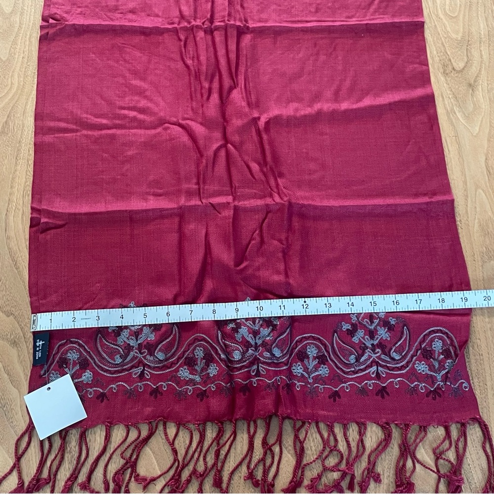NIP Avon Embroidered wrap - Picture 9 of 11